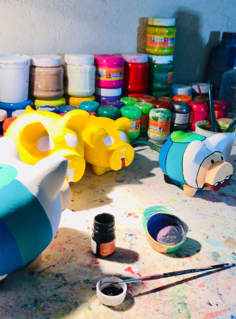 pintando alcancias de Finn y Jake